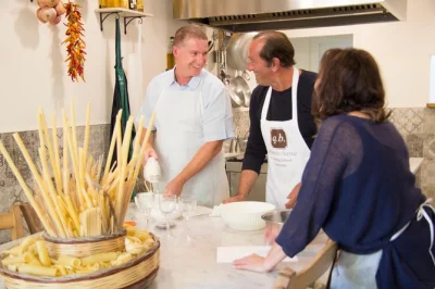 Déjate llevar por la cocina de sorrento: aprende a hacer pasta, disfruta vino y ríe con locales en una clase íntima en el centro. incluye comida o cena con vino.