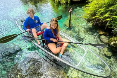 Découvrez marianna en kayak transparent, pagayez entre falaises de calcaire et cyprès, et nagez dans des grottes sous-marines avec un guide local. tout le matériel est fourni.
