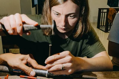 Erlebe silberschmieden in einem kleinen dorf bei ubud mit lokalen kunsthandwerkern. inklusive werkzeug, kaffee oder tee – und dein eigenes schmuckstück zum mitnehmen.