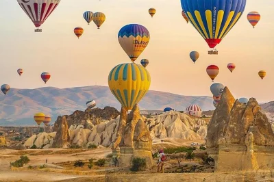Despierta en un hotel cueva en cappadocia, recorre las chimeneas de hadas, disfruta un almuerzo tradicional en cerámica y elige un vuelo en globo al amanecer. incluye vuelos y traslados.
