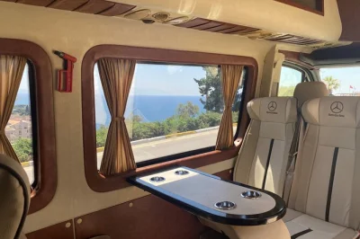 Descubre las calles antiguas de Éfeso, visita la casa de la virgen maría y disfruta un almuerzo turco, todo con transporte privado, entradas sin filas y guía local experto.