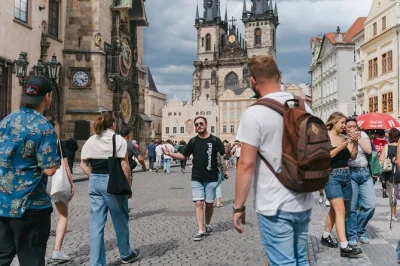 Descubre la ciudad vieja de praga, cruza el puente carlos y explora el barrio judío con un guía local. tour en grupo pequeño con rincones ocultos y relatos únicos.