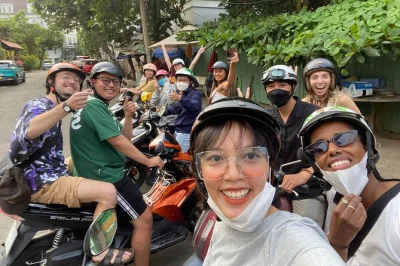 Ho chi minh stadt street food tour auf dem motorrad mit einheimischen, familiengeführten lokalen und saigons besten bbq, nudeln & süßer suppe. abholung inklusive.
