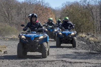 Sinta a areia vulcânica preta sob as rodas enquanto explora os campos de lava do monte etna, visita uma caverna escondida e atravessa florestas de pinheiros com um guia local. quad para duas pessoas 