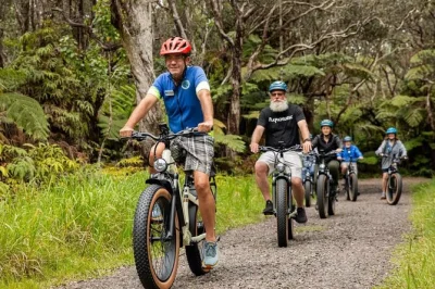 Découvrez la chaleur du kilauea, roulez en vtt électrique sur des routes forestières, explorez le tube de lave nāhuku avec snacks, équipement et guide local—entrée au parc et prise en charge i