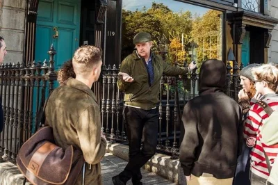 Descubre dublín con risas, historias curiosas y chocolate irlandés en un tour a pie con guía local. incluye café o té y galletas, solo para mayores de 21 años.