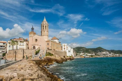 Découvrez les ruines antiques de tarragona, flânez dans les ruelles maritimes de sitges et détendez-vous sur la plage de san sebastián, avec prise en charge à l’hôtel et guide en petit groupe.