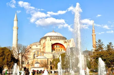 Scopri istanbul con un tour in piccolo gruppo: visita la moschea blu, hagia sophia, le cisterne di basilica e nakkas e il gran bazar. pranzo e ingressi inclusi.