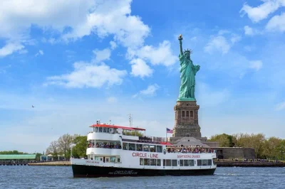 Découvrez new york depuis l’eau en 50 minutes, admirez la statue de la liberté de près et écoutez les histoires authentiques de nos guides locaux. commentaire en direct inclus.