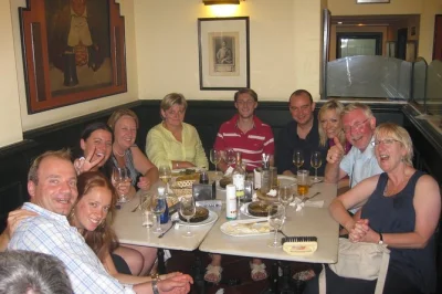 Descubre madrid de noche con un tour de tapas, probando más de 12 platillos en bares cerca de puerta del sol y plaza mayor, acompañado por un guía local y degustaciones a tu ritmo.