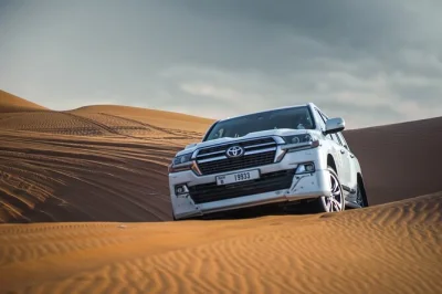 Vivez l’adrénaline des dunes rouges de dubaï avec dune bashing, sandboard, balade à dos de chameau et un dîner bbq bédouin. navette hôtelière et spectacles live inclus.