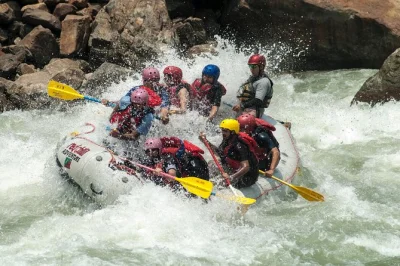 Sinta a adrenalina em um rafting de 26km no ganges em rishikesh, com kayaker de segurança, transporte privativo e todo o equipamento incluso. saídas diárias fixas — é só chegar e remar.
