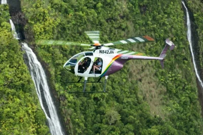 Vola senza porte sull’elicottero sopra la costa di na pali, il waimea canyon e le cascate di kauai. include pickup, pilota locale e volo completo di 60 minuti.