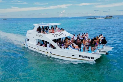 Sinta a vibe de punta cana em um passeio de barco com festa, snorkel, open bar, dj ao vivo e drinks locais. transporte e guia inclusos.