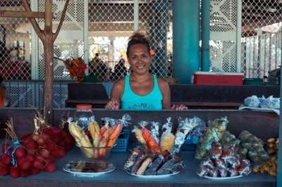 Explore moorea com um chef local, provando comidas de rua taitianas, chinesas e francesas. inclui transporte do hotel, paradas para provar delícias e histórias da ilha em 4-5 horas.