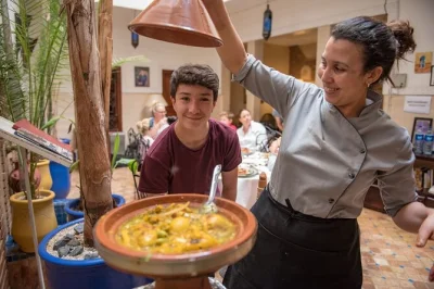 Découvrez marrakech en cuisinant un tajine dans un riad, flânez dans les souks avec un chef local, puis savourez votre repas dans un patio paisible. petit groupe, déjeuner inclus.
