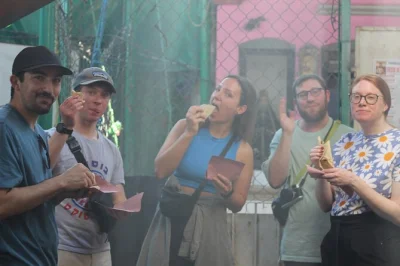 Scopri i mercati di oaxaca assaggiando oltre 20 specialità locali, incontra i produttori e gusta il pulque in questo tour gastronomico guidato da un’esperta certificata.