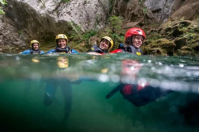 Siente la emoción del cañonismo en el río cetina cerca de split, con baños en pozas, cascadas y túneles. incluye traslados, entradas y guía local para un día sin preocupaciones.