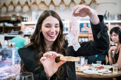 Descubra os sabores únicos de parma em um tour privado a pé — prove parmigiano reggiano, presunto, massas frescas, doces e gelato com um guia local apaixonado.