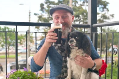 Sigue a un local y su perro por los acantilados salvajes de howth, descubre leyendas en las ruinas de st. mary’s abbey y termina con una pinta en un pub acogedor de dublín—guía y bebidas incluid