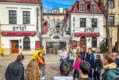Scopri il quartiere ebraico di krakow, ascolta storie di sopravvivenza, la storia della seconda guerra e la rinascita di oggi. guida a offerta libera, gruppi piccoli disponibili.