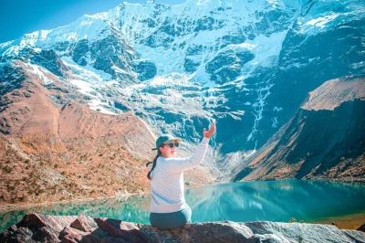 Acorde cedo em cusco para um passeio ao lago humantay, com trilha guiada, café da manhã e almoço com vista para as montanhas, além de traslado incluso.