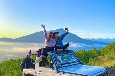 Erlebe den sonnenaufgang am mount batur im 4x4 jeep, erkunde schwarze lavafelder und genieße balinesischen kaffee in kintamani. inkl. frühstück, eintritt und abholung.