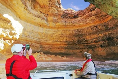 Siente la brisa atlántica en un tour en lancha rápida desde portimão a las cuevas de benagil, descubre el pueblo pesquero de carvoeiro y disfruta con guía en vivo y asientos panorámicos.