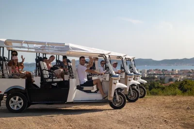 Descubre zadar en tuk tuk ecológico: visita el Órgano de mar, el foro romano, las puertas de la ciudad y la playa kolovare con guía local y recogida incluida.