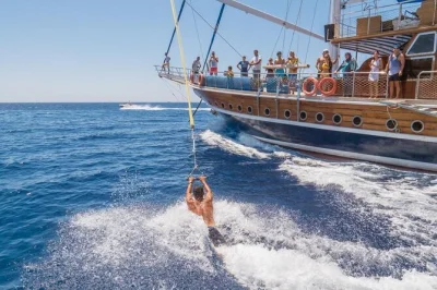 Erlebe sharm el sheikh auf einer luxus-yacht mit schnorcheln am ras mohamed, zeit am sandriff von white island und einem erstklassigen meeresfrüchte-buffet – inkl. abholung.