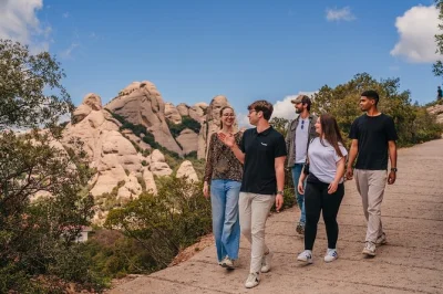 Découvrez montserrat avec une visite guidée du monastère, la moreneta et une balade nature—transport depuis barcelone et petits groupes garantis.