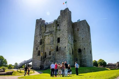 Descubre irlanda antigua desde dublín: visita el castillo de trim, sube a las tumbas de loughcrew, prueba el whiskey en fore distillery y recorre ruinas monásticas. incluye transporte.
