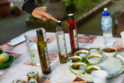 Descubre sorrento en tuk tuk: prueba quesos locales, prepara pizza y disfruta limoncello. incluye demos prácticas, degustaciones y recogida en hotel si quieres.