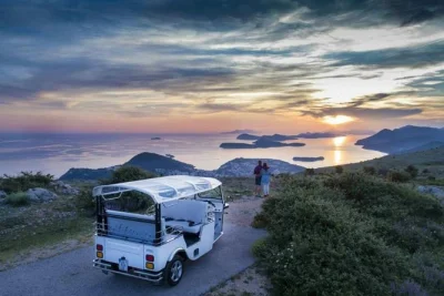 Erlebe dubrovnik bei einer e-tuk tuk tour zum sonnenuntergang auf den berg srd mit panoramastopps, lokalem guide und einem glas wein. inkl. abholung und rückfahrt.