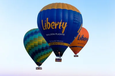 Sobrevuela avon valley al amanecer, contempla cómo despierta el paisaje y disfruta de un desayuno tras tu vuelo en globo. incluye recogida en perth y guía local para un inicio sin prisas.