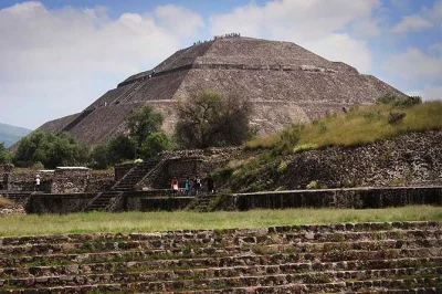 Scopri l’anima di città del messico con un tour guidato a teotihuacan e alla basilica di guadalupe, con pick-up in hotel, guida locale e pranzo tradizionale incluso.