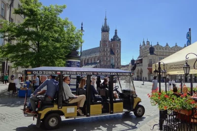 Scopri krakovia con un tour rilassante in golf cart tra città vecchia, kazimierz e il ghetto, con audioguida e soste alla fabbrica di schindler. pickup incluso.