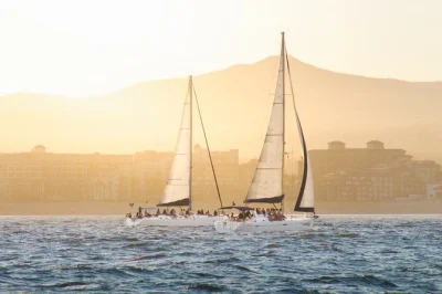 Vivi la brezza del pacifico con una crociera al tramonto a los cabos, in piccolo gruppo, con open bar, stuzzichini leggeri e pick-up in hotel. naviga vicino a el arco e lover’s beach.