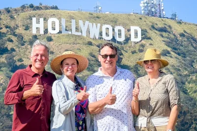 Sinta a energia de los angeles em um tour pela cidade com pickup no hotel, caminhada pela calçada da fama, visita a beverly hills e tempo livre no original farmers market.