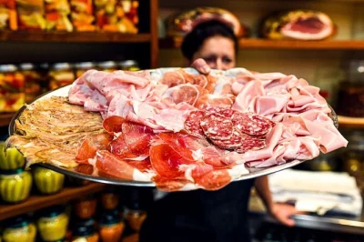 Descubra bologna com um tour gastronômico: doces típicos, massas artesanais, parmigiano envelhecido, mercado quadrilatero e vinhos locais. degustações inclusas.
