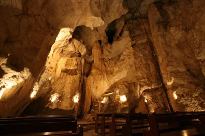 Feel the cool air and echoing silence of cathedral cave near rockhampton, guided by locals. wheelchair accessible tour, with translations available. book your spot.