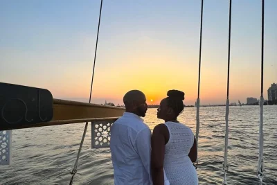 Disfruta de una cena privada en feluca por el nilo en el cairo, con recogida en hotel, flores o pastel a pedido, y un tranquilo paseo de dos horas al atardecer o por la noche. horarios flexibles.