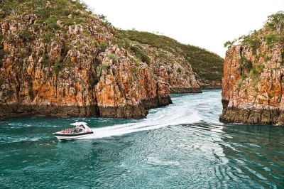 Vive la emoción de horizontal falls desde broome con vuelo en hidroavión, paseo en lancha rápida y almuerzo sobre el agua. incluye traslado y guía local.