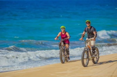 Scopri los cabos in e-bike lungo sentieri tra cactus fino a una spiaggia nascosta, poi rilassati con degustazione di tequila e pranzo messicano. trasferimento incluso.