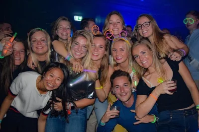 Vive la energía de la noche en sídney con una ruta por 4 pubs, pizza gratis, bebidas y entrada rápida. haz amigos y disfruta hasta tarde.