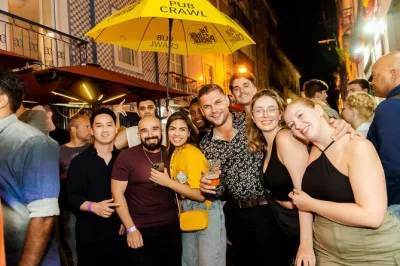 Vivi la notte di lisbona con un pubcrawl tra bairro alto e pink street, open bar di un’ora, shot gratis e ingresso vip senza fila in discoteca. incluso t-shirt esclusiva.