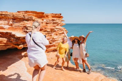 Broome, acantilados rojos, historia de perlas y cine al aire libre en un tour relajado en bus con guía local, recogida en hotel y toallas frías incluidas.