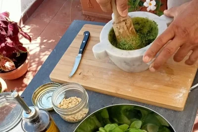 Descubra gênova com uma aula prática de massa e pesto na casa de um chef, aproveite a vista da cidade na varanda e saboreie um almoço caseiro com vinho local — tudo incluso.