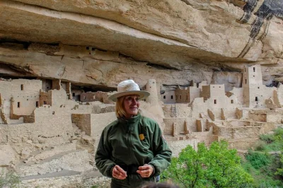 Erlebe die faszinierenden felswohnungen von mesa verde, klettere leitern im cliff palace hinauf und lausche den geschichten eines lokalen guides. inklusive mittagessen und parkeintritt.