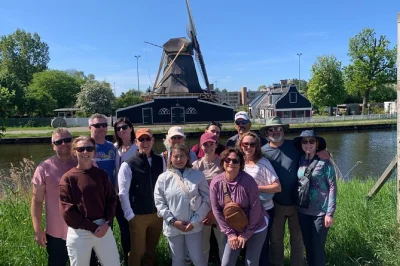 Scopri la campagna olandese in e-bike da amsterdam. assaggia formaggi, passa accanto a mulini a vento e visita i villaggi con una guida locale. snack e attrezzatura inclusi.